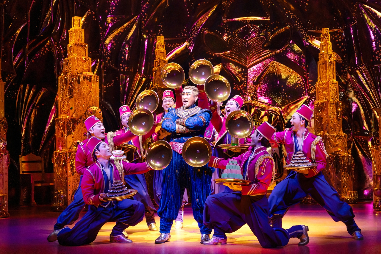 Kang Hong-seok as the Genie in the musical 