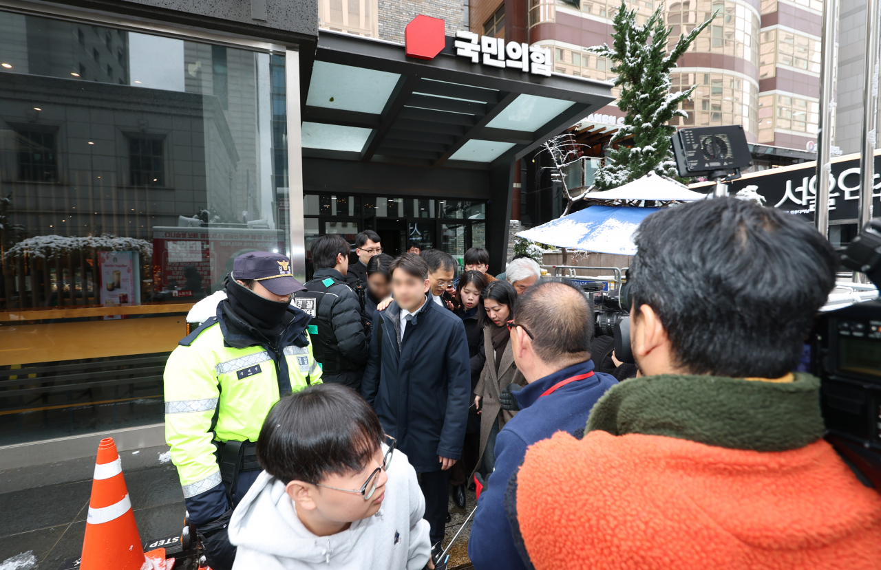 Prosecutors leave the People Power Party headquarters in Yeouido, western Seoul, after attempting a search and seizure early Wednesday. (Yonhap)