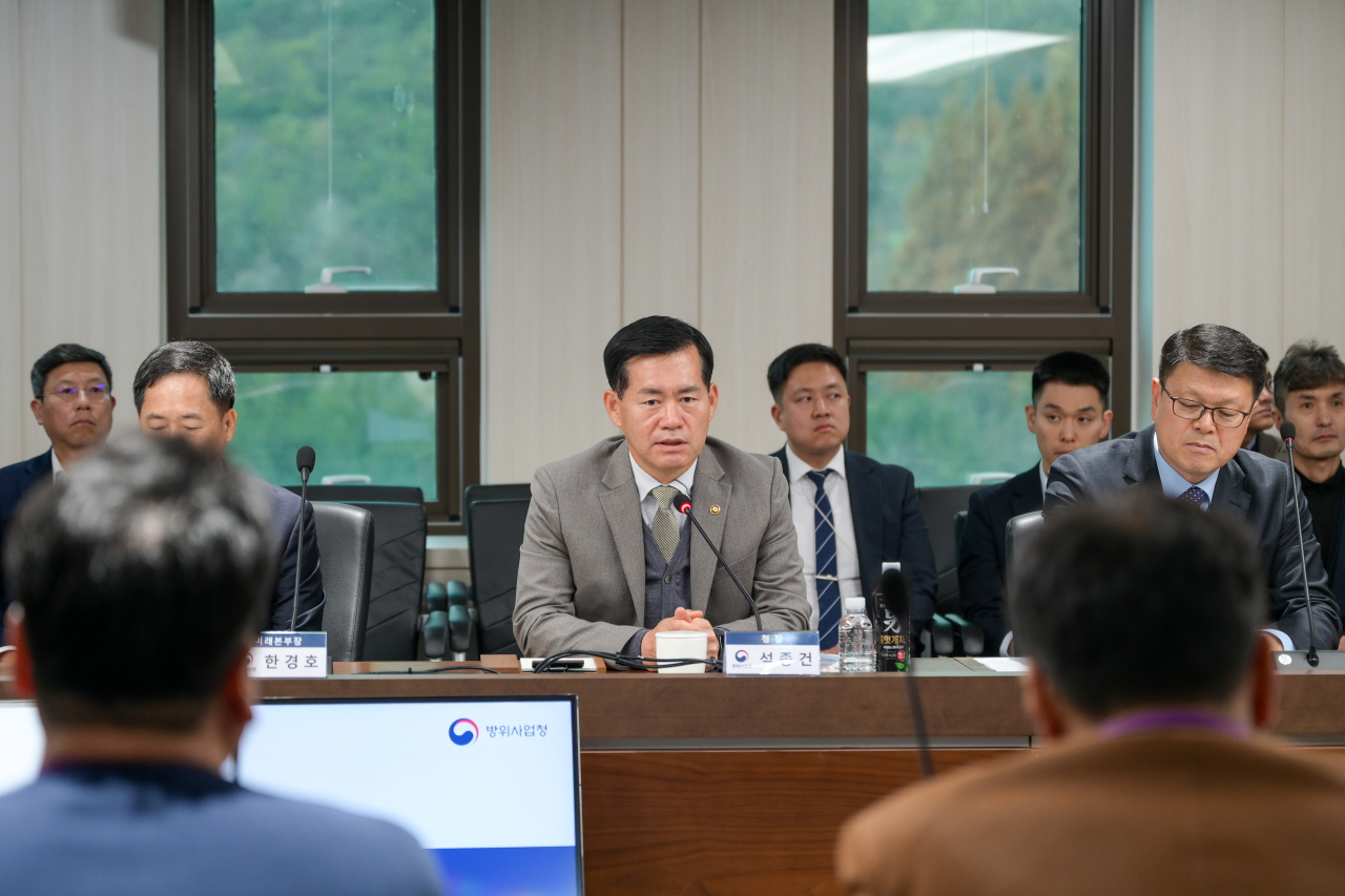 Defense Acquisition Minister Seok Jong-gun speaks meeting with reporters at the Defense Acquisition Program Administration headquarters in Gwacheon, Gyeonggi Province, late Tuesday. (Yonhap)