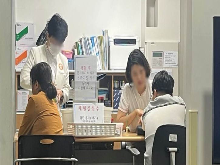 Children have their blood drawn at Cheju Halla General Hospital. (Newsis)