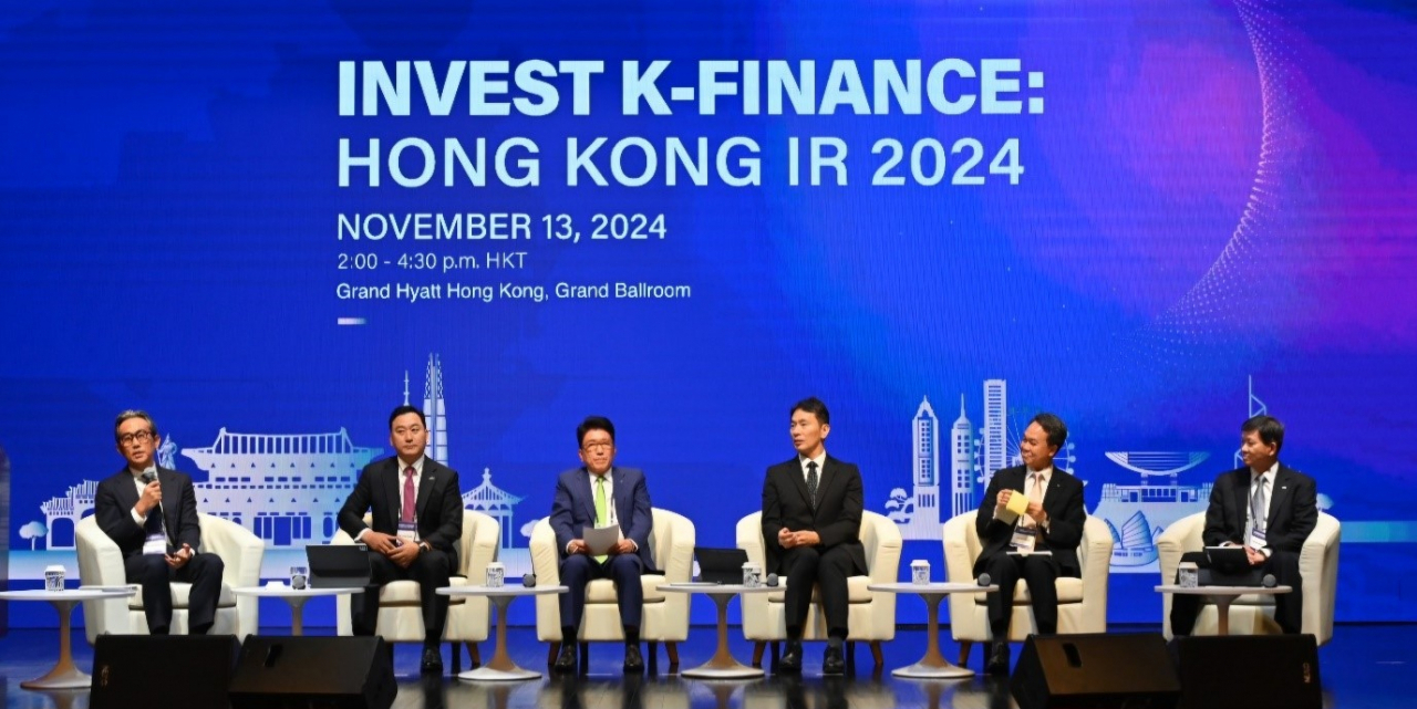 Shinhan Financial Group Chairman Jin Ok-dong (second from right) attends a session at the investor relations event held in Hong Kong on Nov 13. (Shinhan Financial Group)