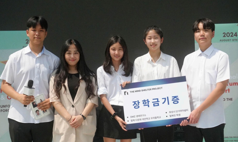 The Mind Shelter Project members deliver donations to Hwaseong City Short-Term Women's Shelter. (Jian Ra)