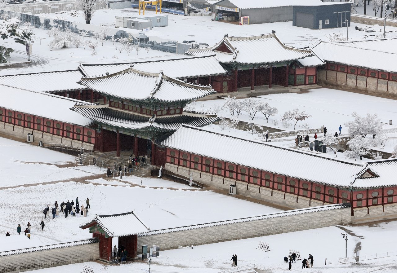 Snow blankets the area around Gyeongbokgung in Jongno-gu, central Seoul, Wednesday, amid a heavy snow alert in the capital. (Yonhap)