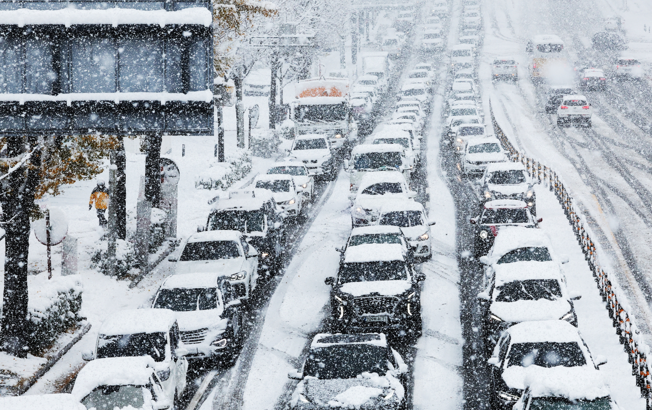 Traffic congestion is observed in Suwon, Gyeonggi Province, as a heavy snow warning was issued in the city on Wednesday. (Yonhap)