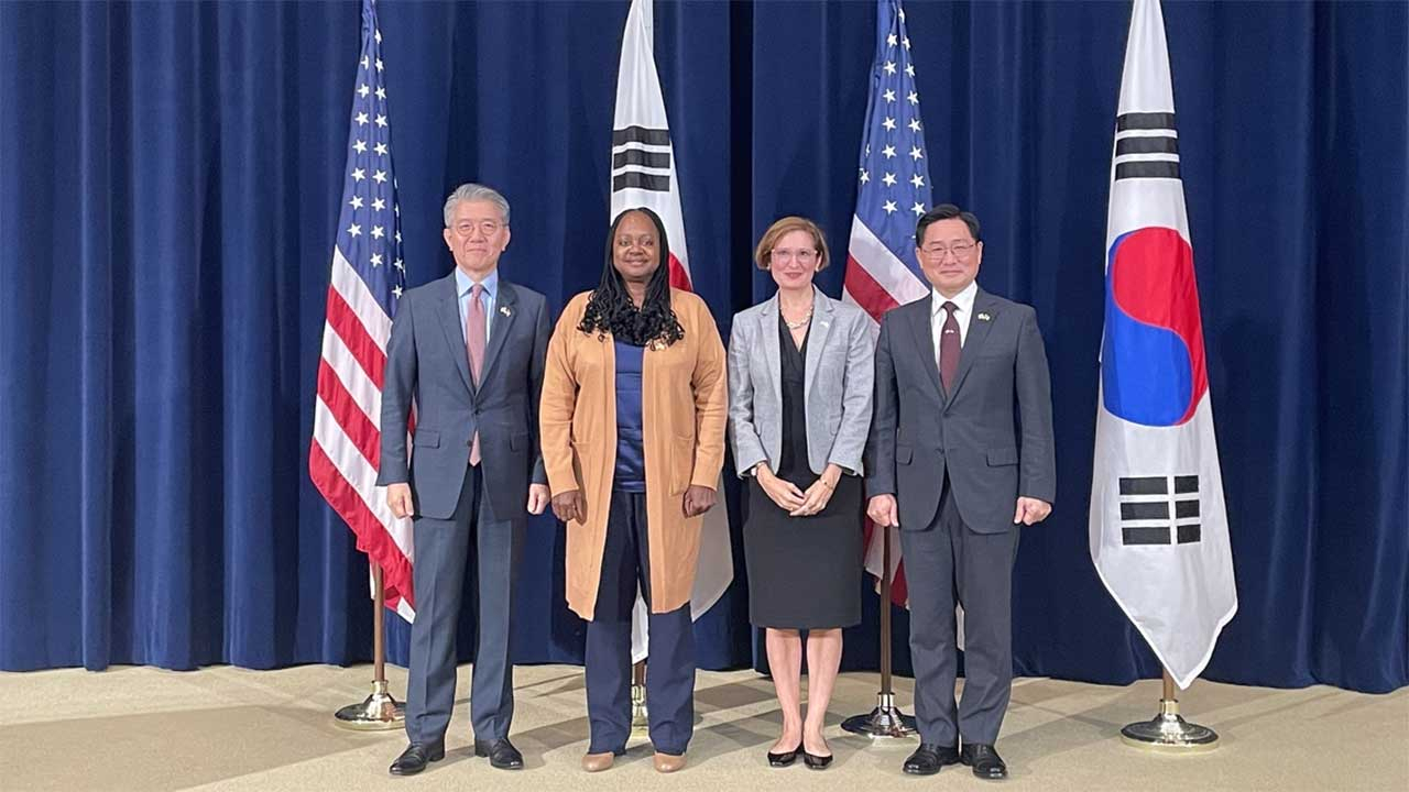 South Korea's First Vice Foreign Minister Kim Hong-kyun (left) and Deputy Defense Minister for Policy Cho Chang-rae (right), and Under Secretary of State for Arms Control and International Security Bonnie Jenkins (2nd from left) and Acting Deputy Under Secretary of Defense for Policy Cara Abercrombie pose for a photo after a press conference at the State Department in Washington, D.C., in this Sept. 4, file photo provided by Ministry of Foreign Affairs. They held a session of the allies' Extended Deterrence Strategy and Consultation Group on the day. (Yonhap)