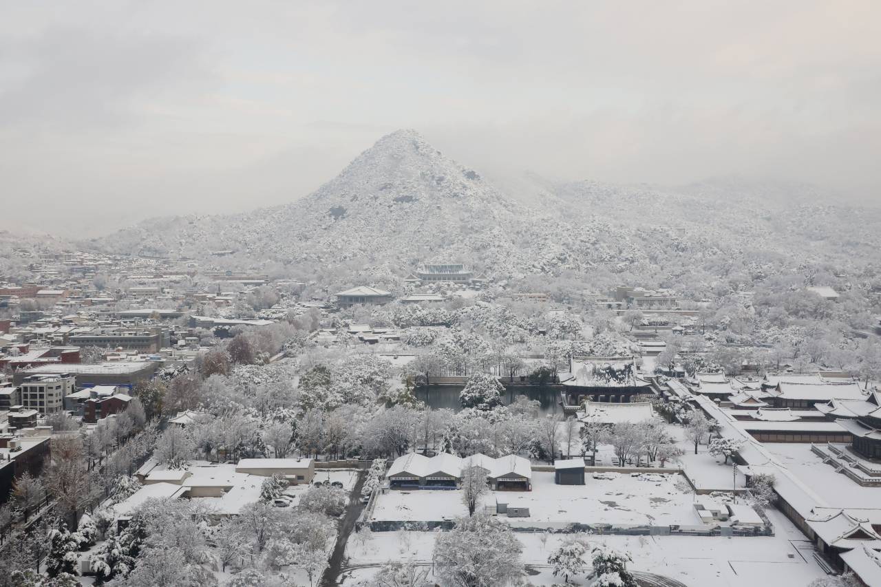 Snow blankets Seoul’s Bugaksan and the area around Gyeongbokgung on Thursday (Yonhap)