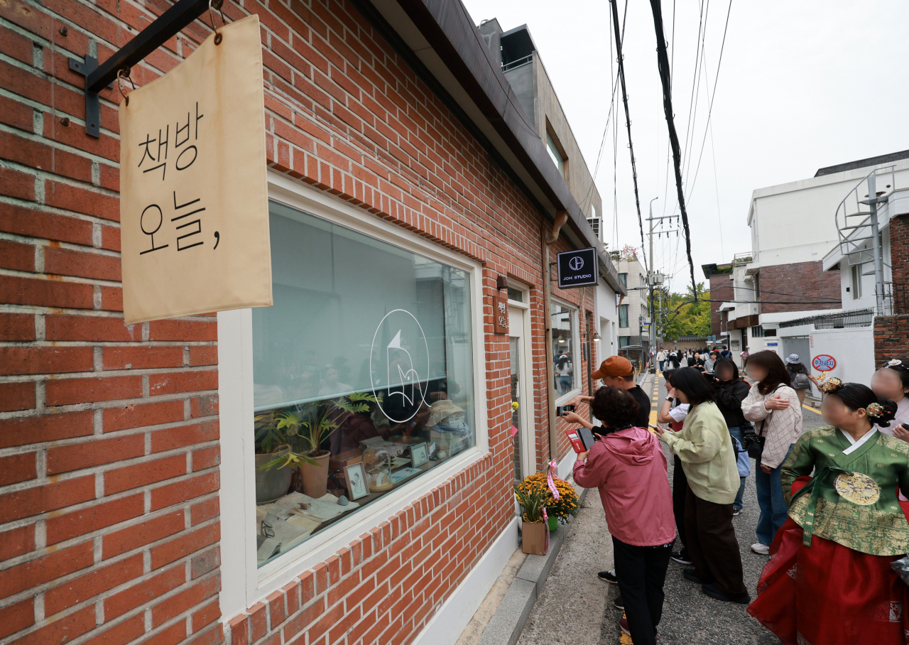 Visitors are seen in front of bookstore Onul Books, associated with Nobel Prize winner in literature Han Kang in Seochon, Jung-gu, Seoul on Oct. 13. (Newsis)