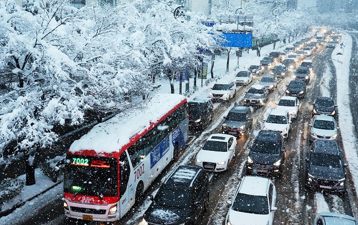 Vehicles move slowly on a road in Suwon, Gyeonggi Province, on Thursday (Yonhap)