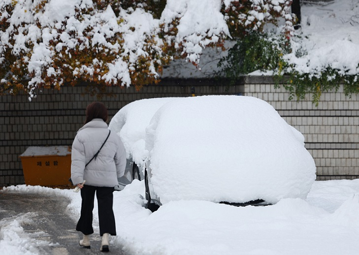 A vehicle parked in a parking lot at the Seoul Central District Court remains covered in snow on Thursday (Yonhap)