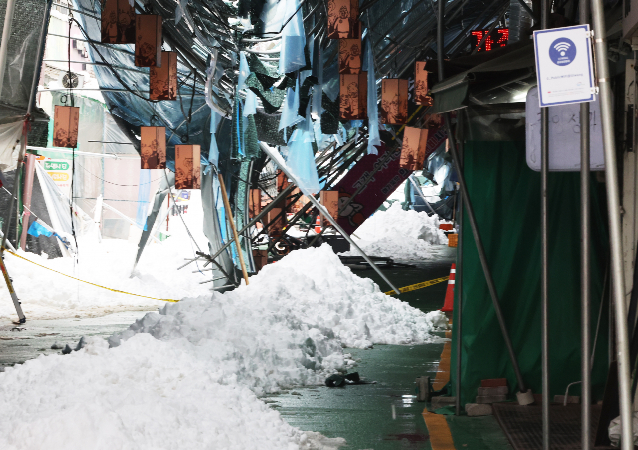 The roof of Dokkebi Market in Uiwang, Gyeonggi Province collapsed early Thursday morning. (Yonhap)