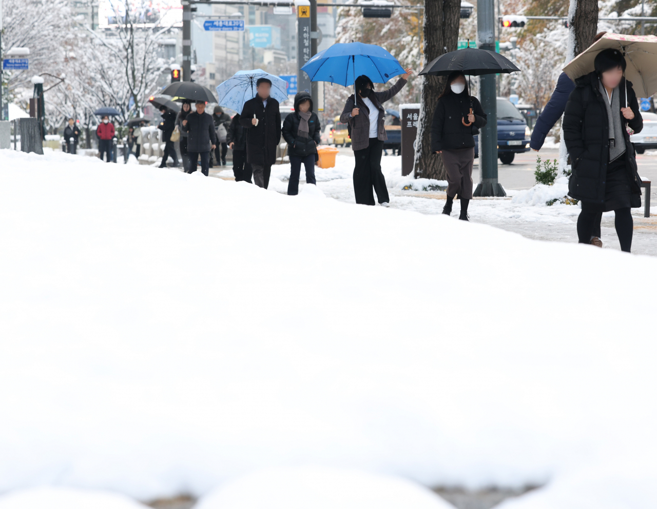 People commute to work in Jung-gu, Seoul on Thursday. (Yonhap)