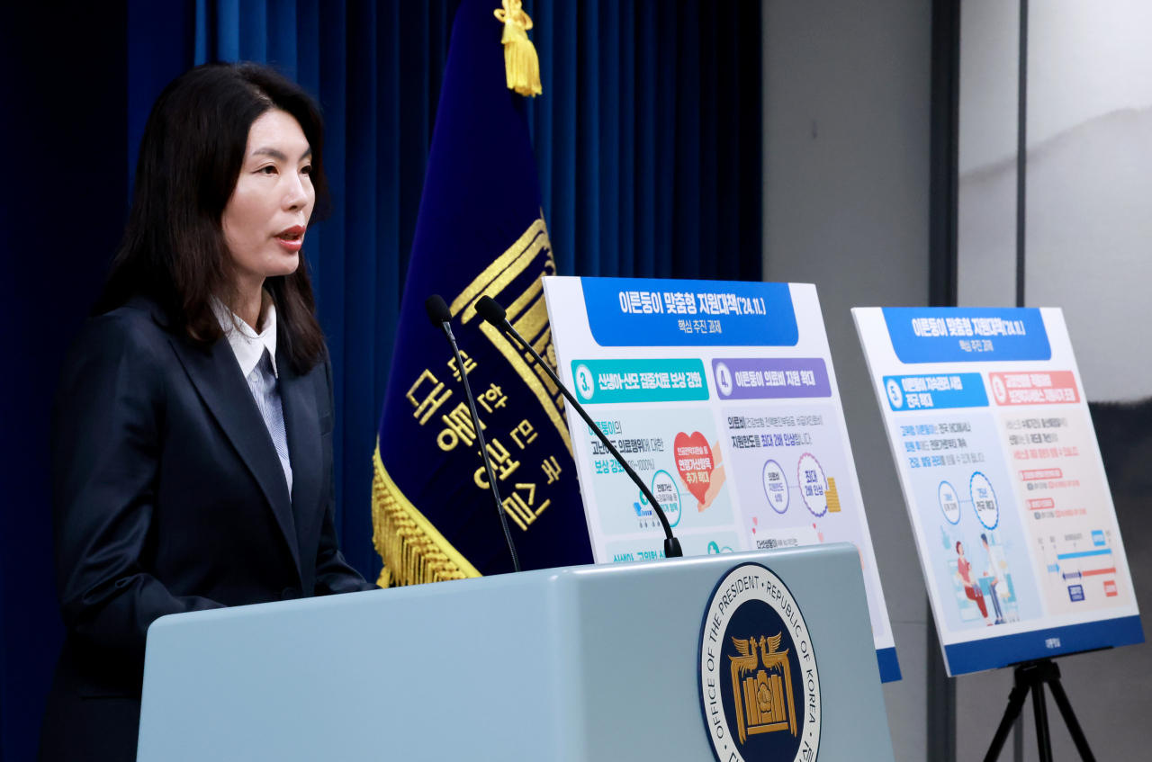 You Hye-mi, senior presidential secretary for low birthrate policies, briefs the media on South Korea's support packages for premature babies at the presidential office in Yongsan, Seoul, on Thursday. (Yonhap)