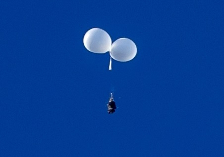 Photo shows balloons carrying trash flying above the Seoul district of Jung-gu after being launched by North Korea, on Oct 2. (Yonhap)