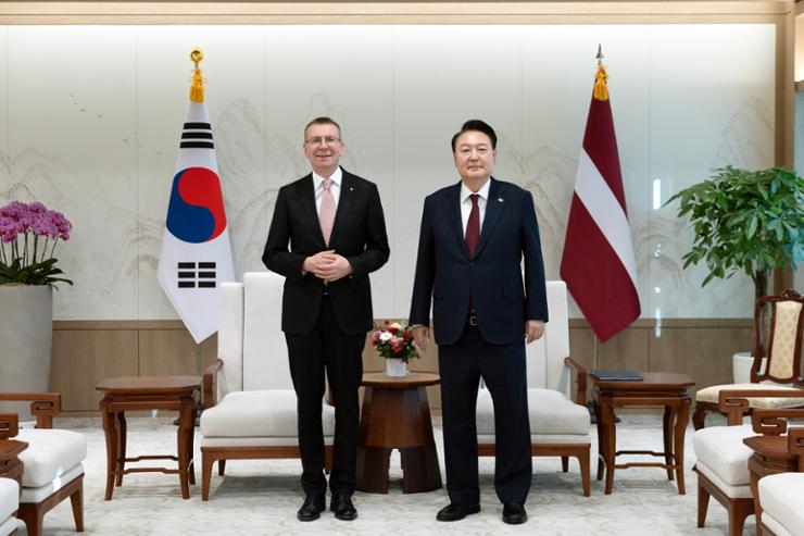 President Yoon Suk Yeol and his Latvian counterpart, Edgars Rinkevics, pose in this photo provided by the presidential office, during their summit at the presidential office in Seoul, Thursday. Yonhap