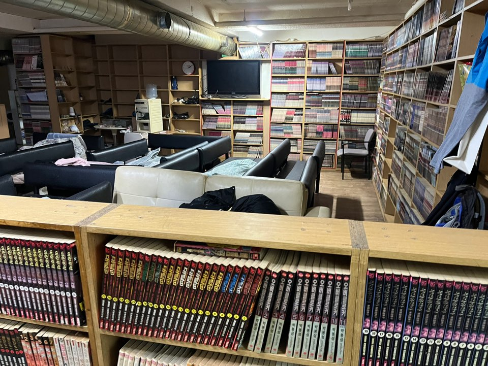 Ondal Comic Book Room on a weekday afternoon is quiet and empty, with only faded comics and blankets hinting at recent visitors. (The Korea Herald / Lee Jaeeun)