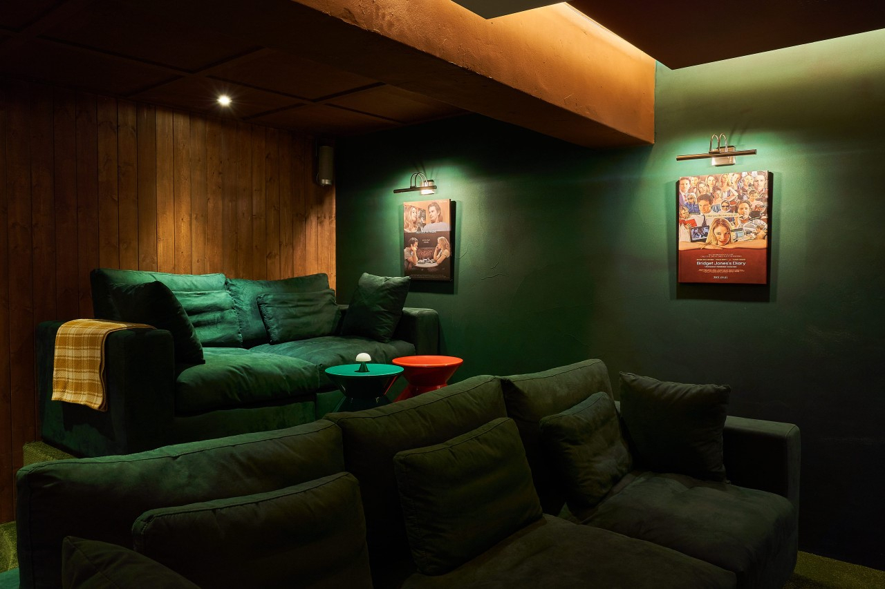 Dark green-colored sofas are placed at Chillin the Cinema in Yongsan-gu, central Seoul. (Chillin the Cinema)