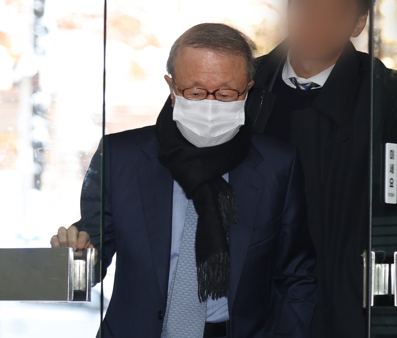 Hong Won-sik, former chairman of Namyang Dairy Products Co., arrives at the Seoul Central District Court on Nov. 28, Friday, to attend a hearing on whether to issue an arrest warrant for him. (Yonhap)