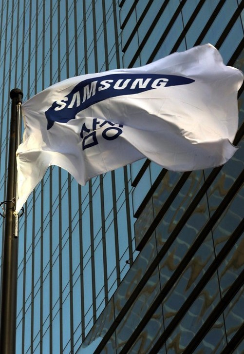 A flag is shown at the headquarters of Samsung Electronics Co. in southern Seoul in this undated file photo. (Newsis)