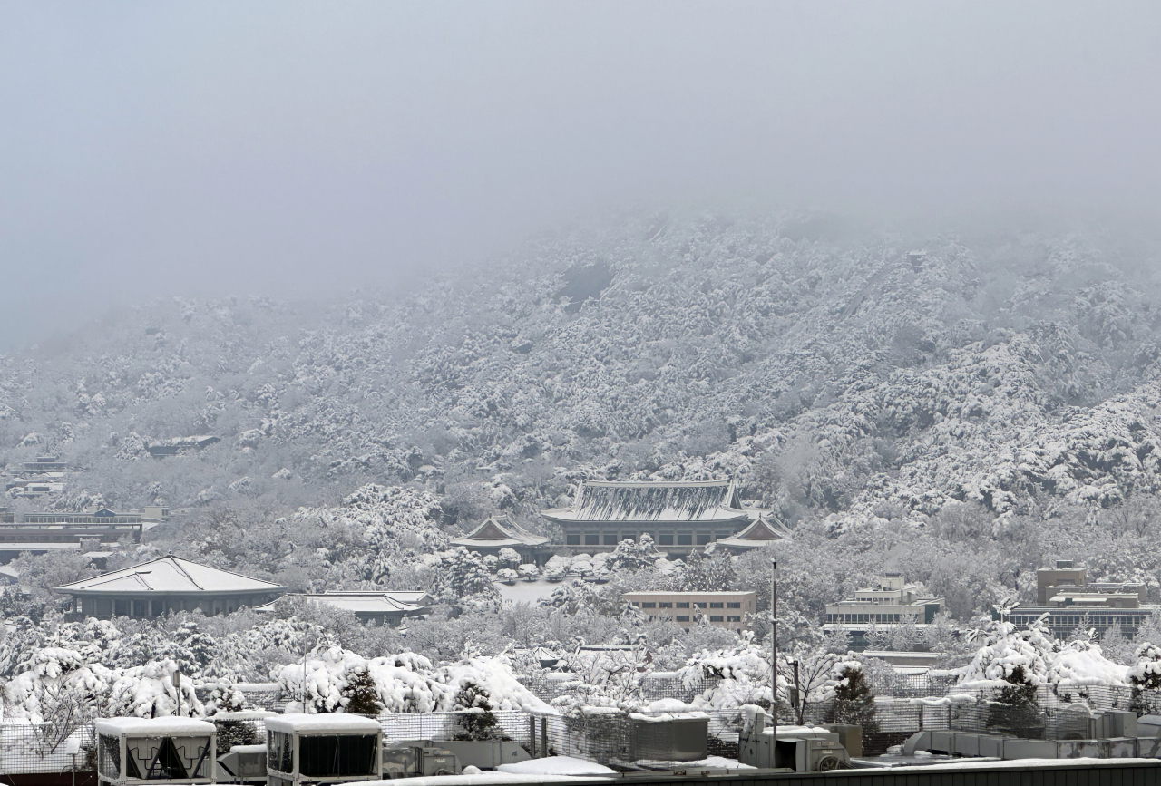 Bugaksan, situated in the north of Seoul, is blanketed in snow on Thursday, as the capital city saw more than 40 centimeters of accumulated snow from Wednesday to Thursday. (Yonhap)