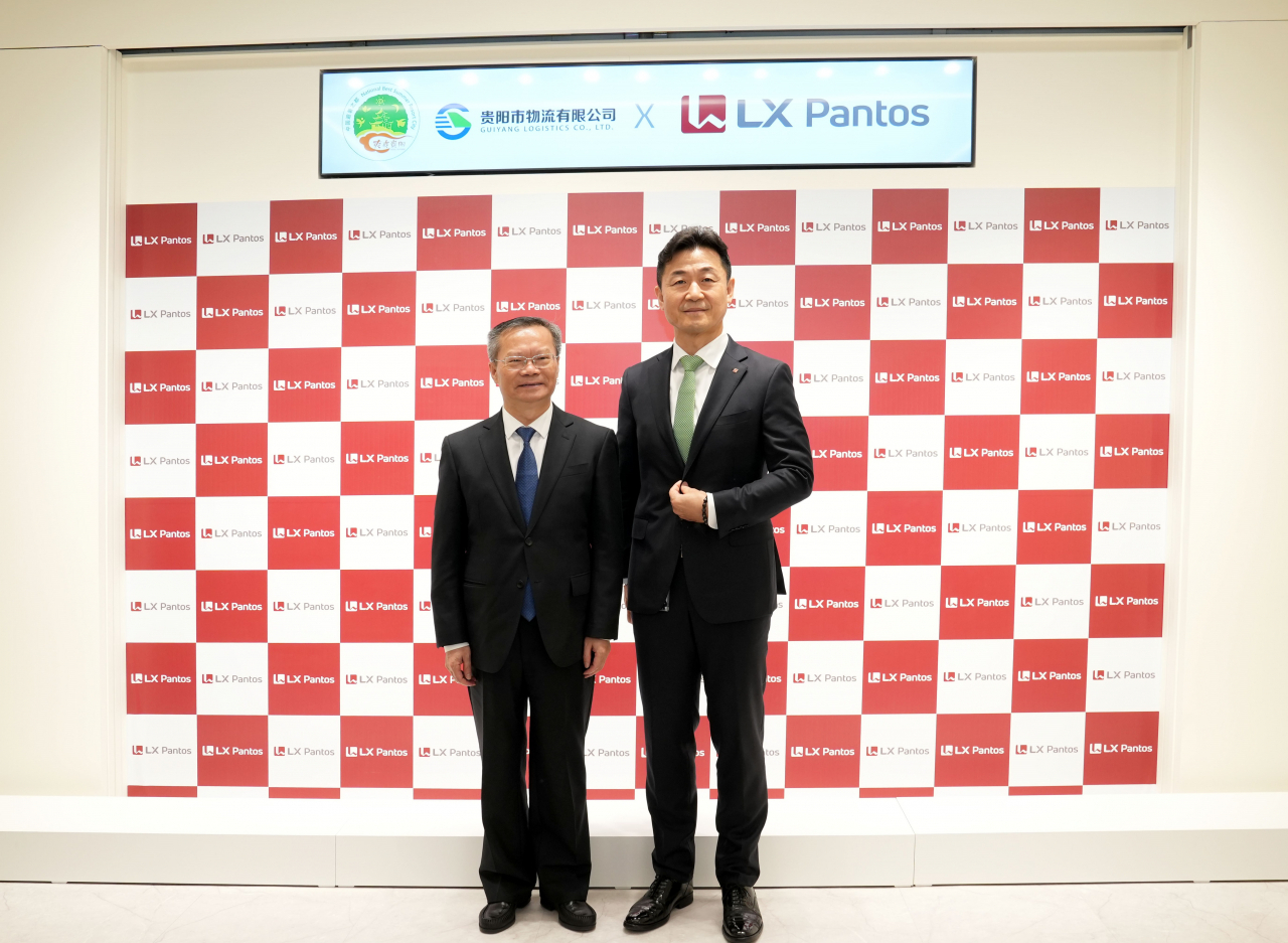 LX Pantos CEO Lee Yong-ho (right) poses with Hu Zhongxiong, the secretary of the Communist Party of China Guiyang Municipal Committee at an MOU signing ceremony in Seoul on Thursday. (LX Pantos)