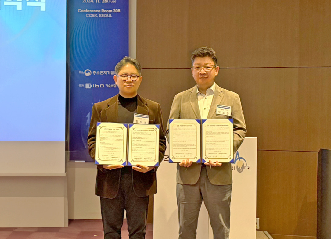 Zyx Technology co-CEO Eom Shin-jo (left) poses for a photo with Park Hyo-geun, head of TMA Solutions’ Korea office, at the memorandum of understanding signing ceremony held in Seoul on Tuesday. (Zyx Technology)