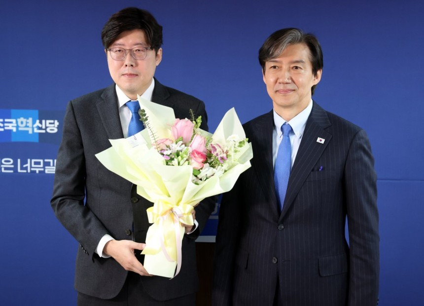 Rebuilding Korea Party spokesperson Lee Kyu-won, left, poses next to Rebuilding Korea Party Chair Cho Kuk for a photo at a party event in March. (Newsis)