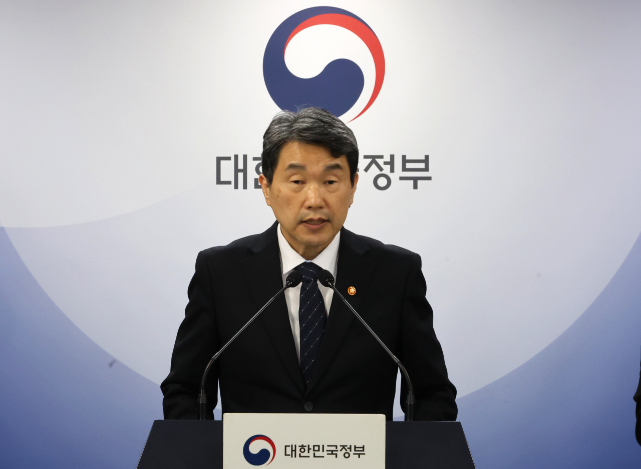 Education Minister Lee Ju-ho speaks during a press briefing held at the Government Complex Seoul on Friday. (Yonhap)