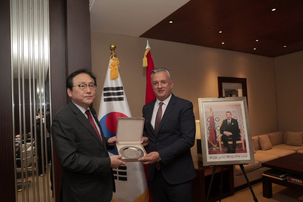 Cheong In-kyo (left), South Korea's trade minister, and Karim Zidane, Morocco’s minister delegate in charge of investment, convergence, and the evaluation of public policies, pose during the event. (Courtesy of the Moroccan Embassy in Korea)