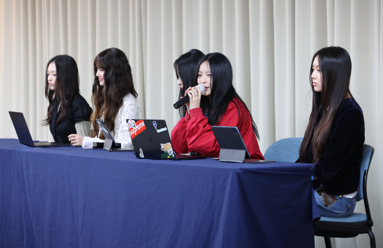 NewJeans member Hanni answers a reporter's question during a press conference held in Seoul, Thursday. (Newsis)