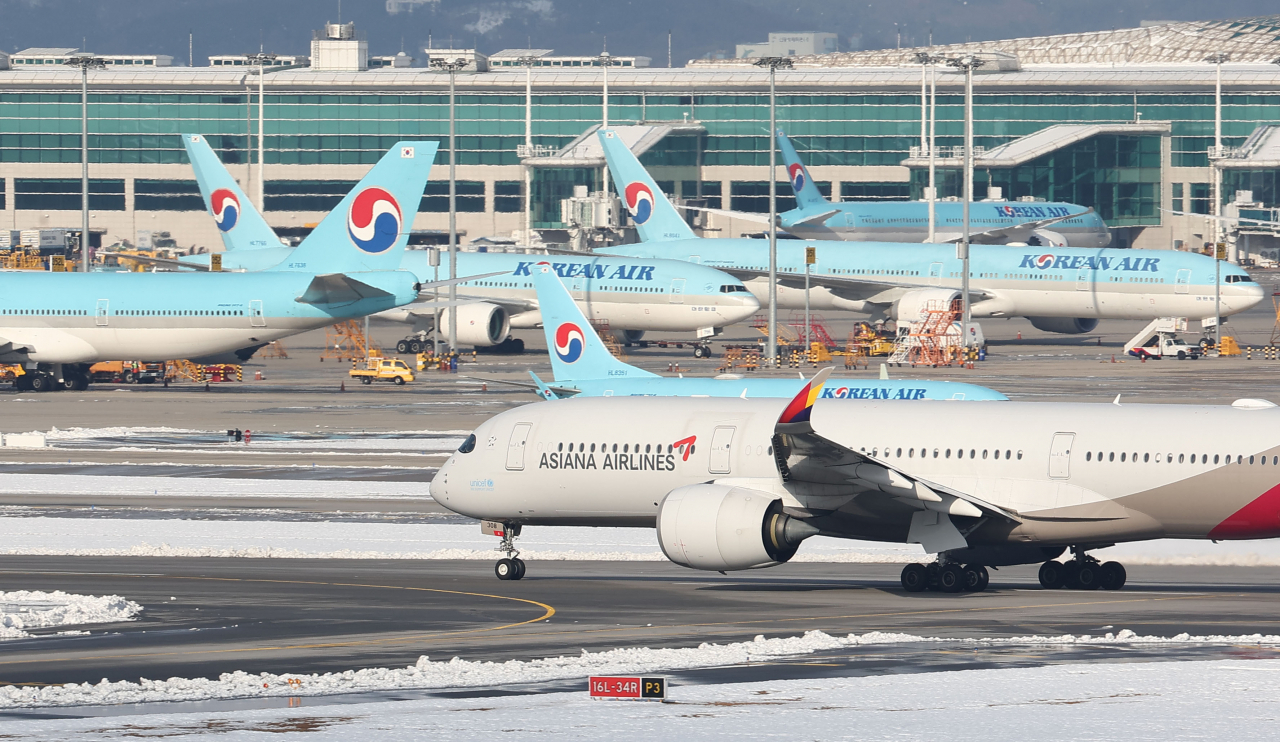 Aircraft line the tarmac at Incheon International Airport on Thursday. (Yonhap)