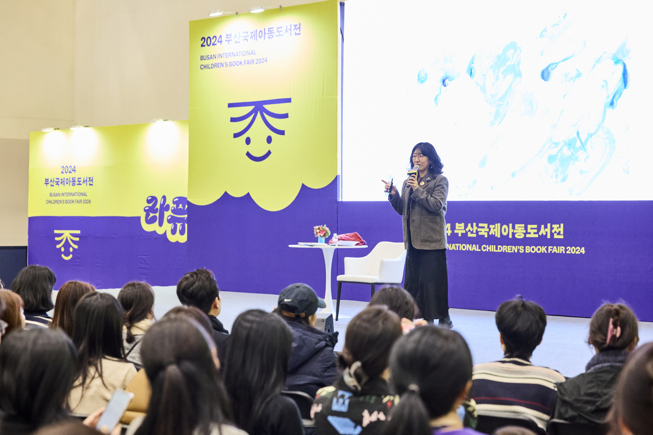 Picture book artist Lee Suzy speaks during the Busan International Children’s Book Fair on Thursday. (Korean Publishers Association)