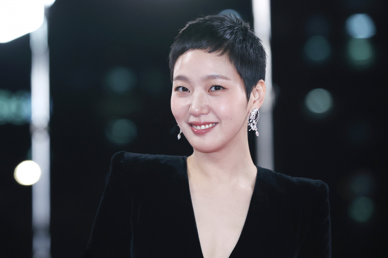 Kim Go-eun poses on the red carpet at the 45th Blue Dragon Film Awards held in Seoul on Friday. (Yonhap)