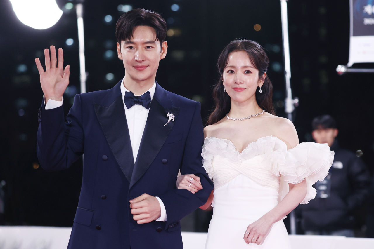 Lee Je-hoon (left) and Han Ji-min pose on the red carpet at the 45th Blue Dragon Film Awards held in Seoul on Friday. (Yonhap)