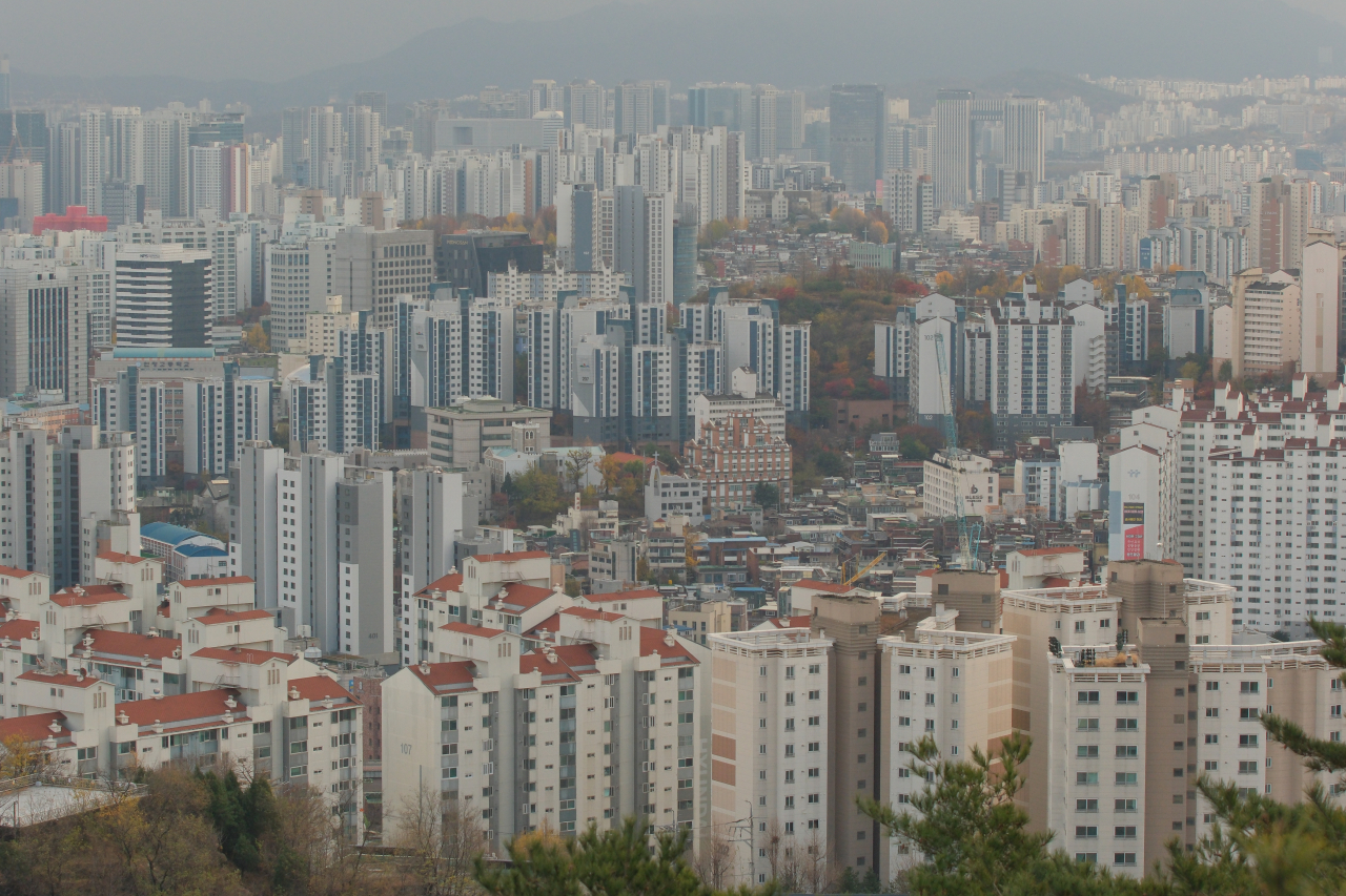 Apartment complexes, houses and office buildings in Seoul are seen from Inwangsan on Tuesday. (Yonhap)