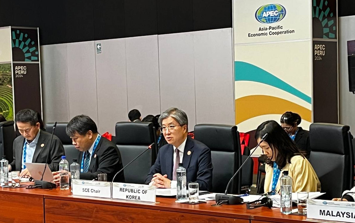 Kim Hee-sang (second from right), deputy foreign minister for economic affairs, is seen conducting a meeting during a Concluding Senior Officials' Meeting at APEC on Nov. 13 in Lima, Peru. (Yonhap)