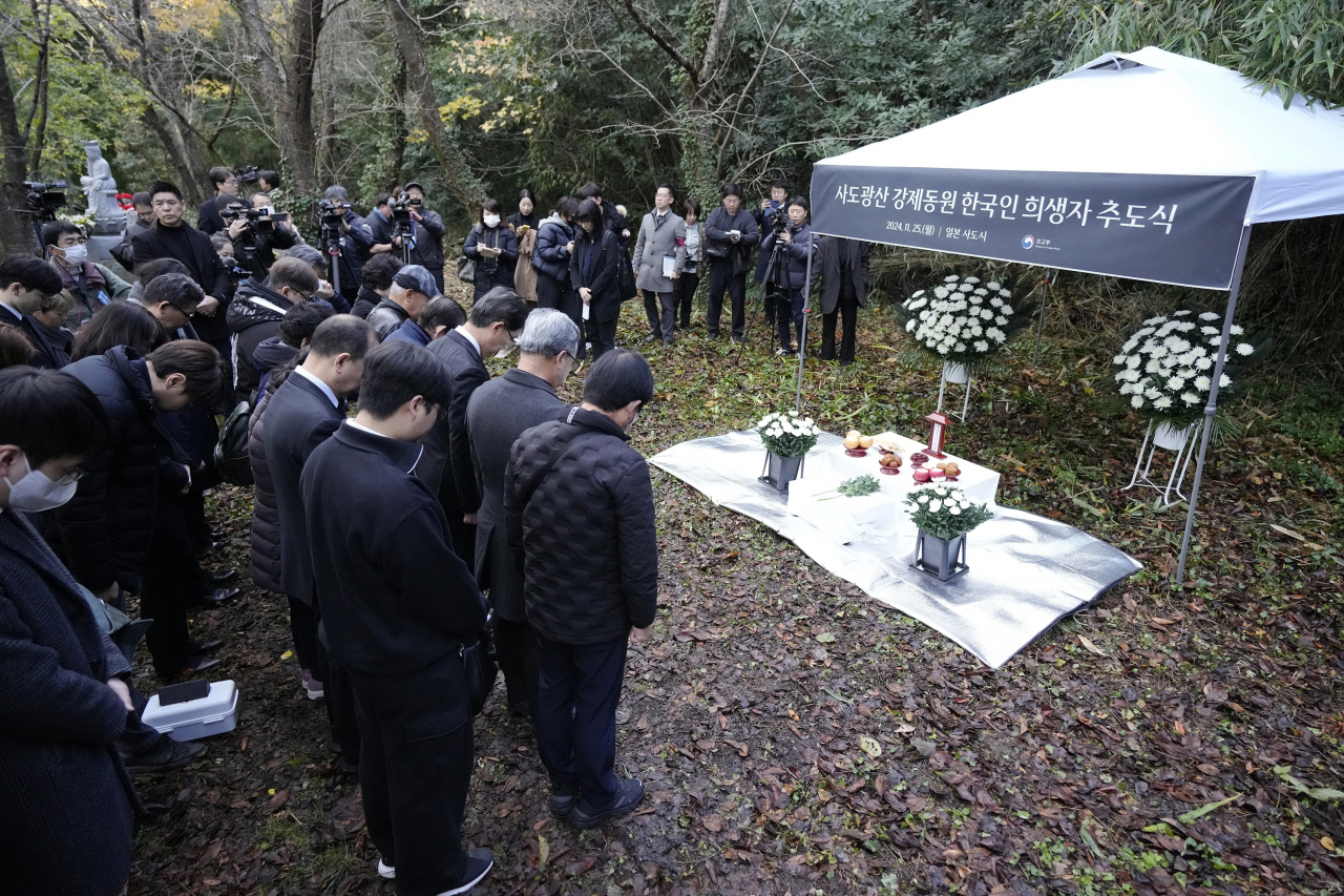 Relatives of Korean victims and South Korean officials offer a minute of silence during a memorial service in Sado, Niigata prefecture, Japan, on Monday, a day after boycotting a memorial organized by Japanese officials. (AP-Yonhap)