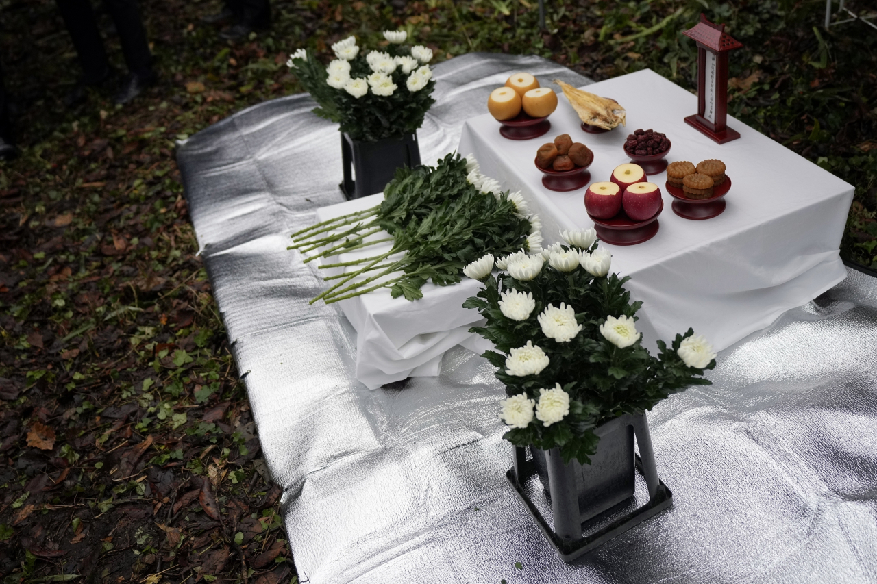 Offerings from relatives of Korean victims and South Korean officials are seen at an alter after a memorial service at the site of the former Fourth Souai Dormitory for the mine workers from the Korean Peninsula, in Sado, Niigata prefecture, Japan, on Monday, a day after boycotting a memorial organized by Japanese officials. (AP-Yonhap)