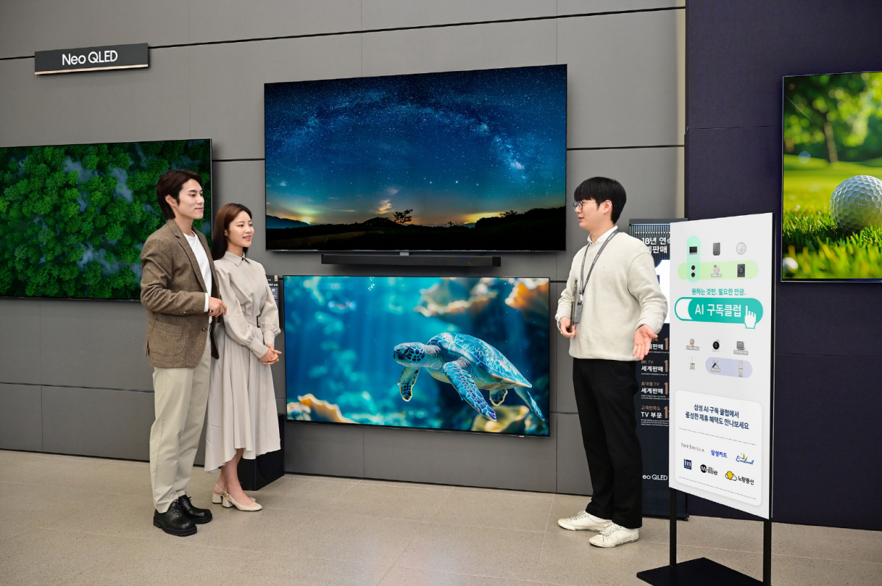 Visitors explore AI subscription club service by visiting Samsung Electronics' offline store in southern Seoul. (Samsung Electronics)