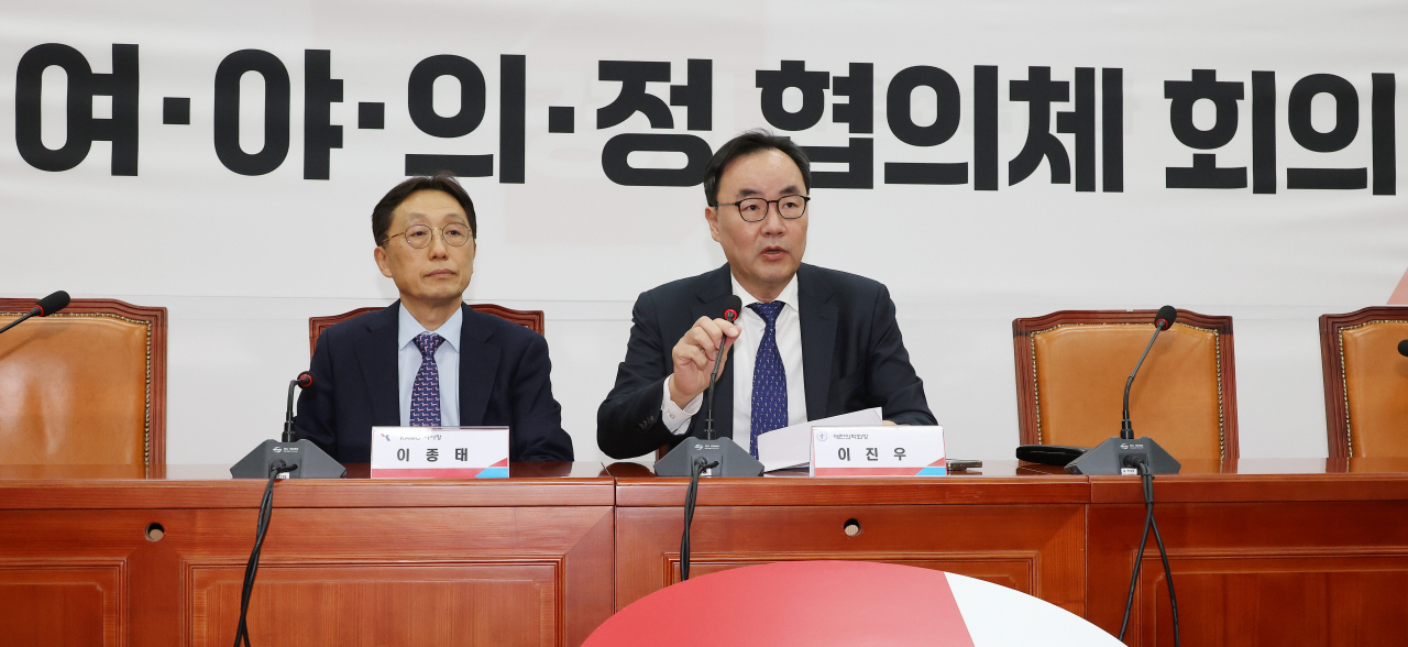 Lee Jin-woo (right), president of the Korean Medical Association, and Lee Jong-tae, chairman of the Korea Association of Medical Colleges, make a statement on the consultative body meeting at the National Assembly on Sunday. (Yonhap)