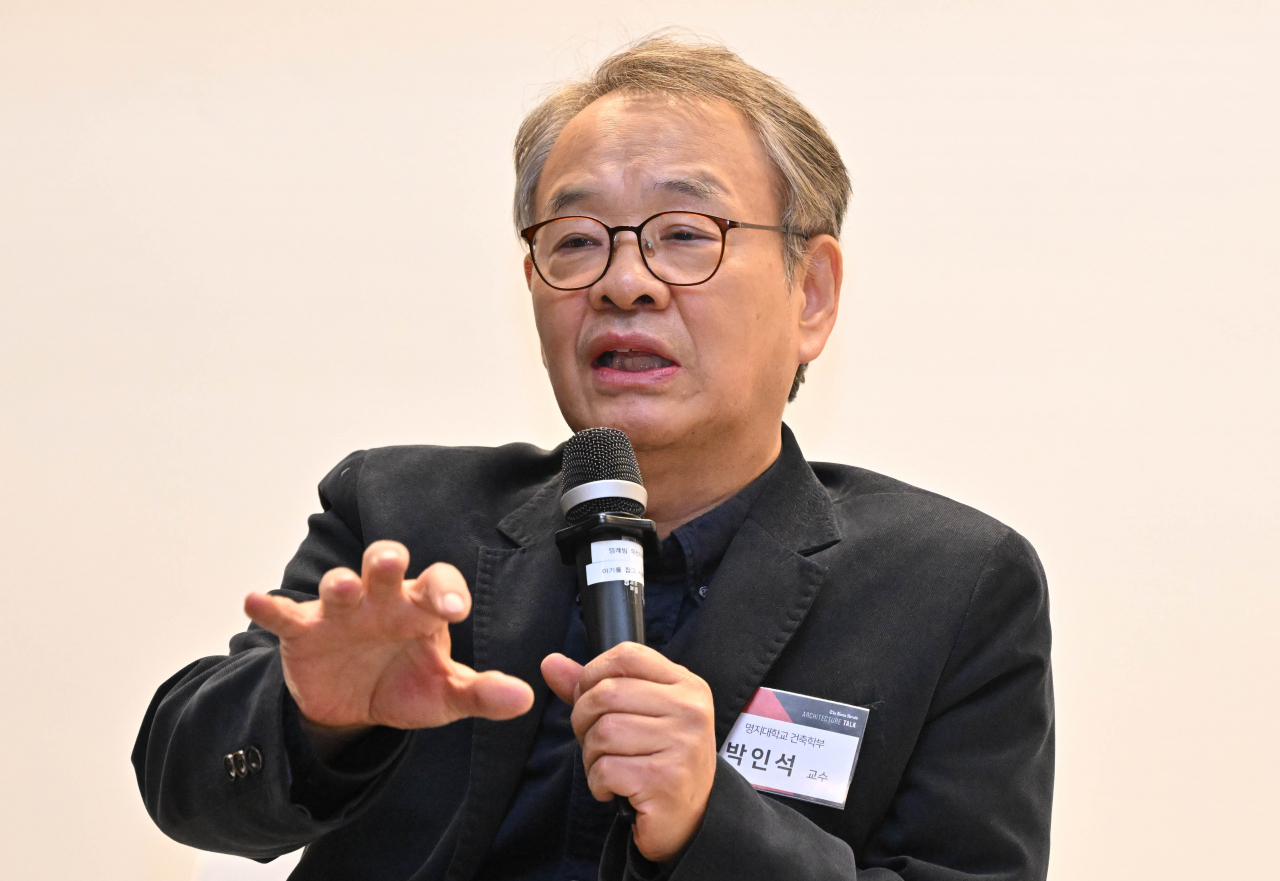 Park In-seok, professor of architecture at Myongji University, speaks at the “Architecture Talk: More Than APT” forum held at Seosomun Shrine History Museum, Seoul, Wednesday. (Im Se-jun/The Korea Herald)