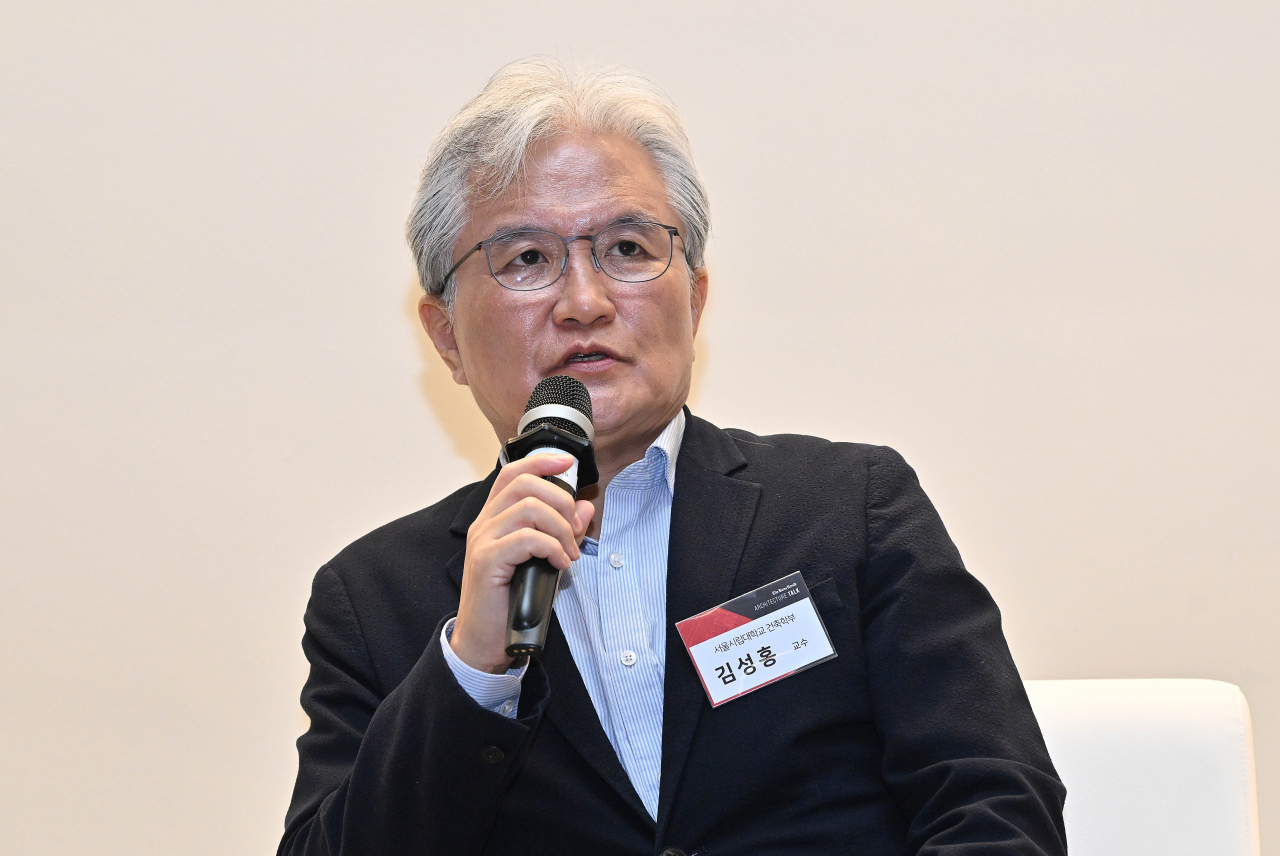 Kim Sung-hong, professor of architecture at the University of Seoul, speaks at the “Architecture Talk: More Than APT” forum held at Seosomun Shrine History Museum, Seoul, Wednesday. (Im Se-jun/The Korea Herald)