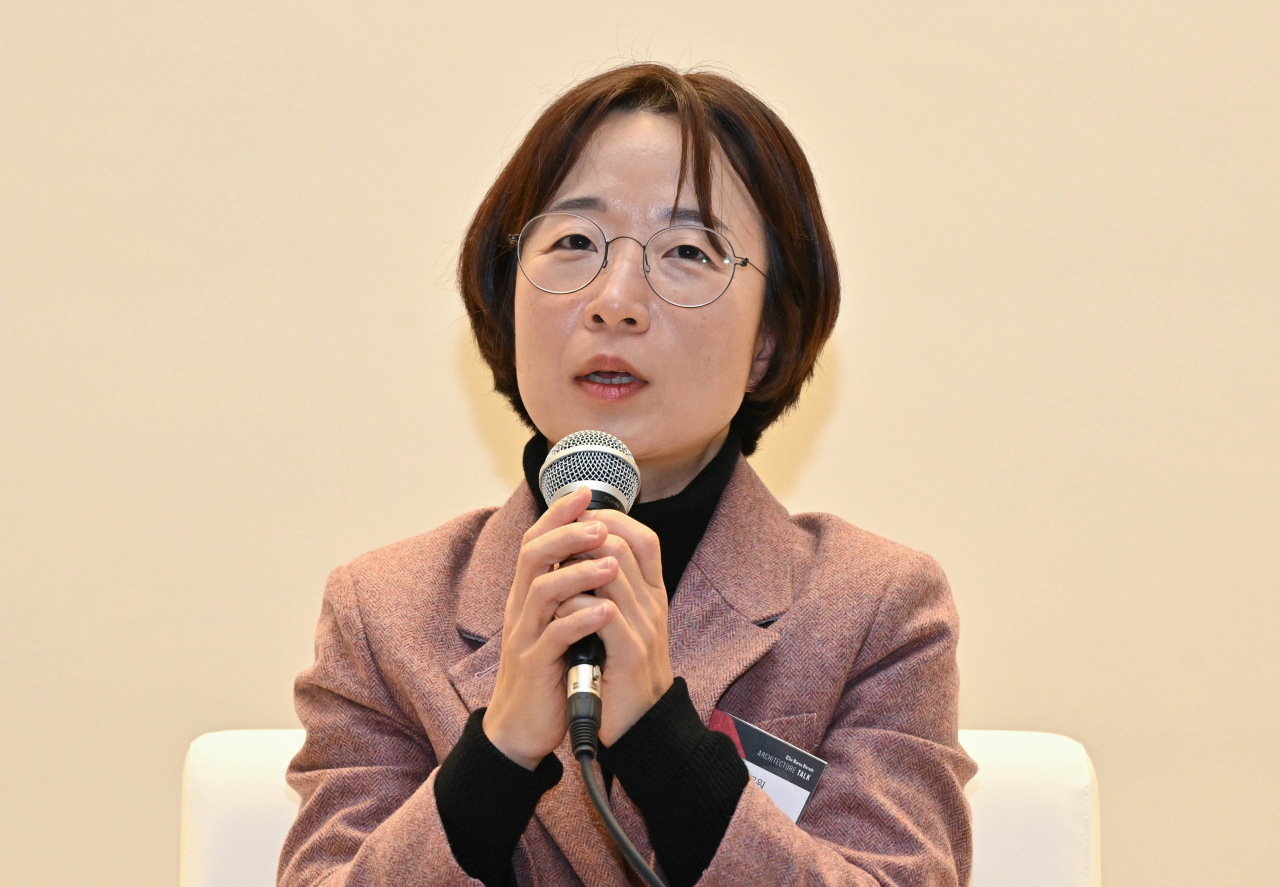 Seong Eun-young, research fellow at the Architecture & Urban Research Institute, speaks at the “Architecture Talk: More Than APT” forum held at Seosomun Shrine History Museum, Seoul, Wednesday. (Im Se-jun/The Korea Herald)