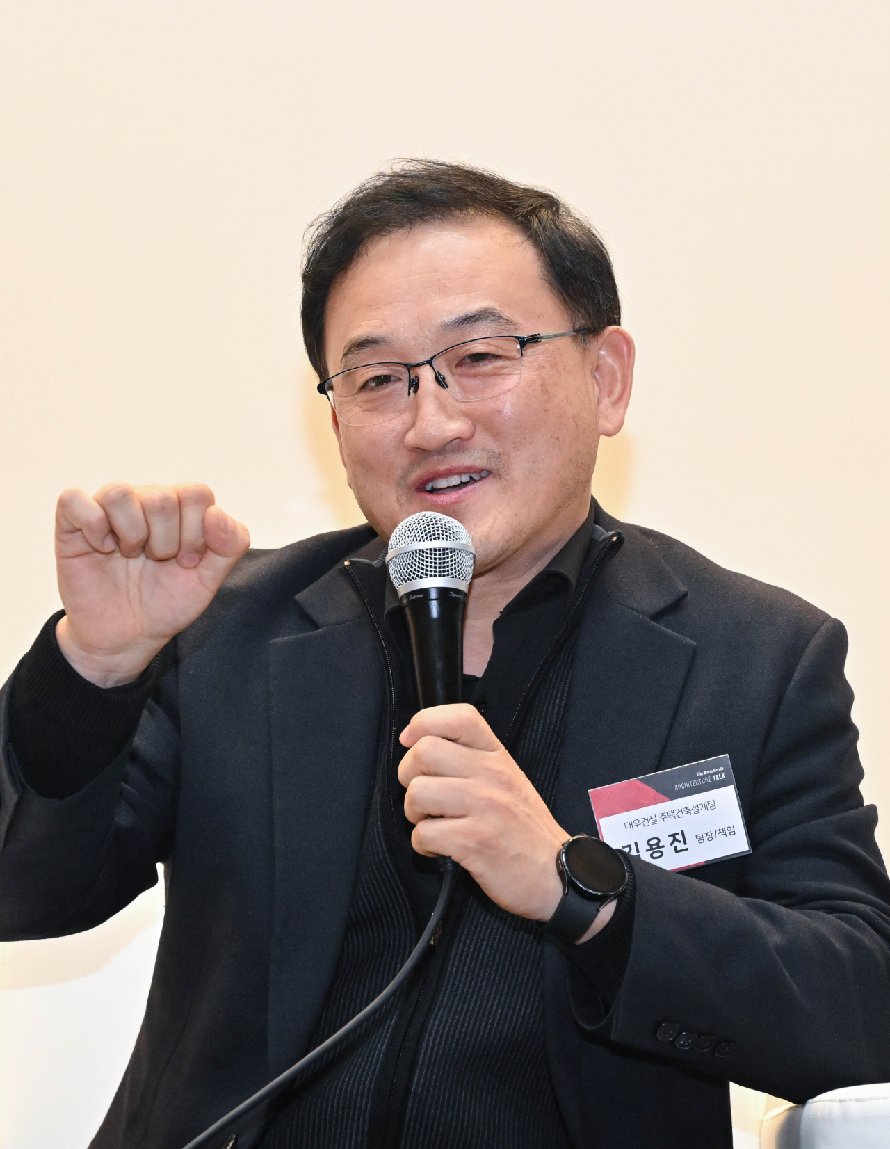 Kim Yong-jin, manager of the Housing & Building Architecture Team at Daewoo Engineering & Construction, speaks at the “Architecture Talk: More Than APT” forum held at Seosomun Shrine History Museum, Seoul, Wednesday. (Im Se-jun/The Korea Herald)