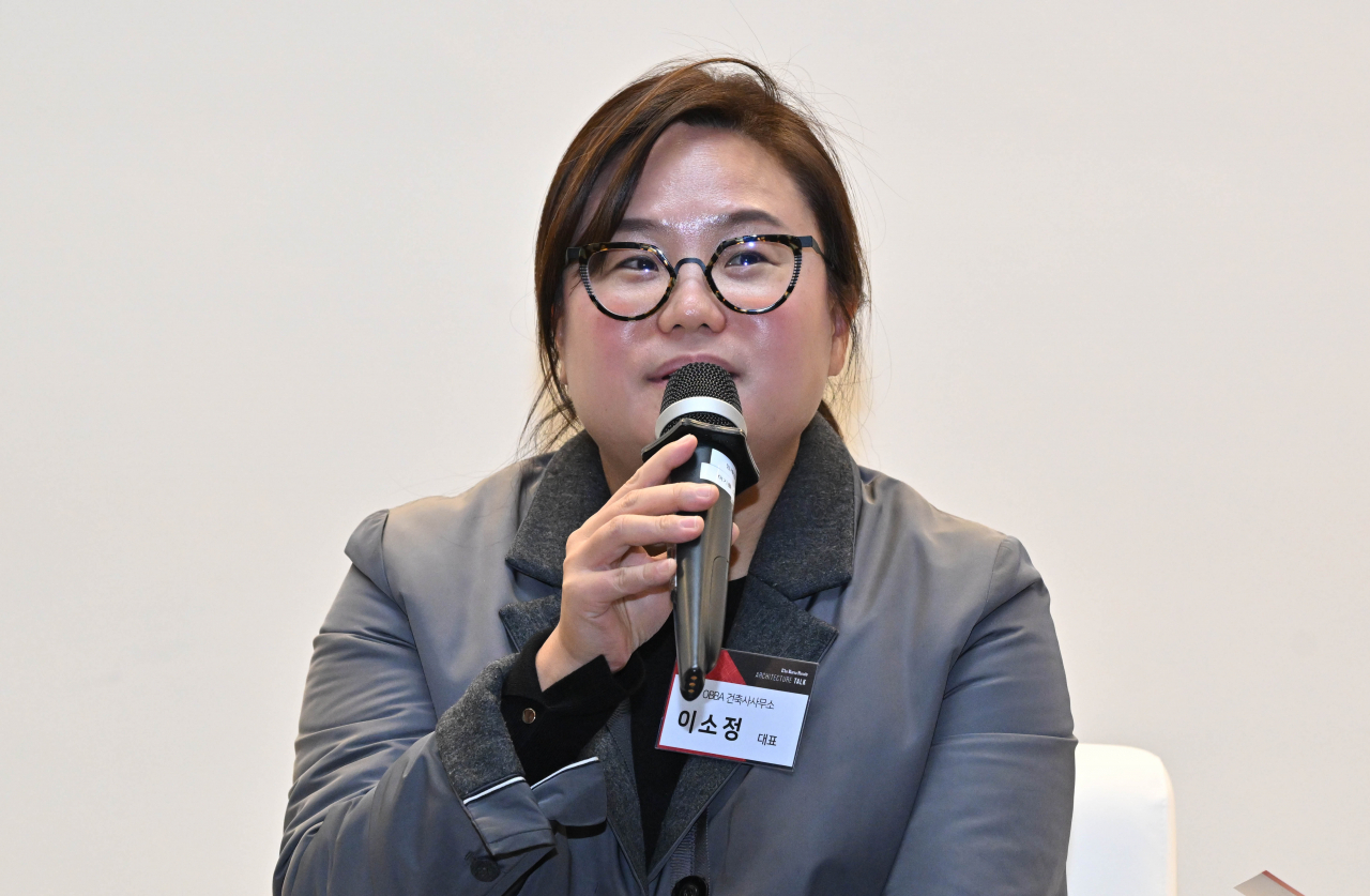 Lee So-jung, principal at OBBA, speaks at the “Architecture Talk: More Than APT” forum held at Seosomun Shrine History Museum, Seoul, Wednesday. (Im Se-jun/The Korea Herald)