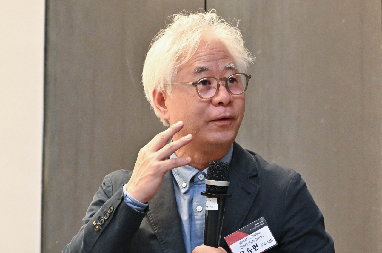 Yoon Seung-hyun, professor of architecture at Chung-Ang University and CEO of Interkerd Architects, speaks at the “Architecture Talk: More Than APT” forum held at Seosomun Shrine History Museum, Seoul, Wednesday. (Im Se-jun/The Korea Herald)