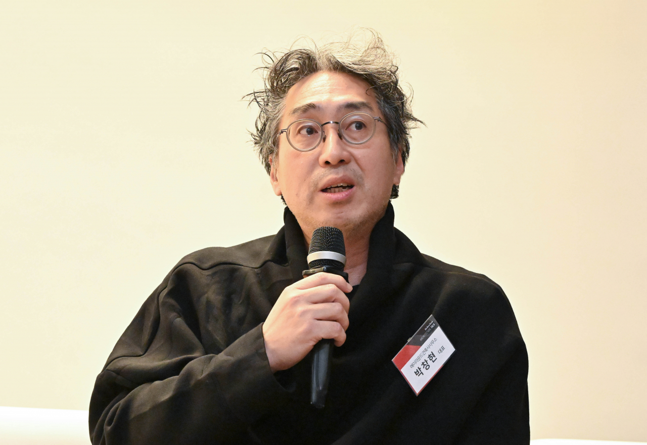 Park Chang-hyun, CEO of A Round architects, speaks at the “Architecture Talk: More Than APT” forum held at Seosomun Shrine History Museum, Seoul, Wednesday. (Im Se-jun/The Korea Herald)