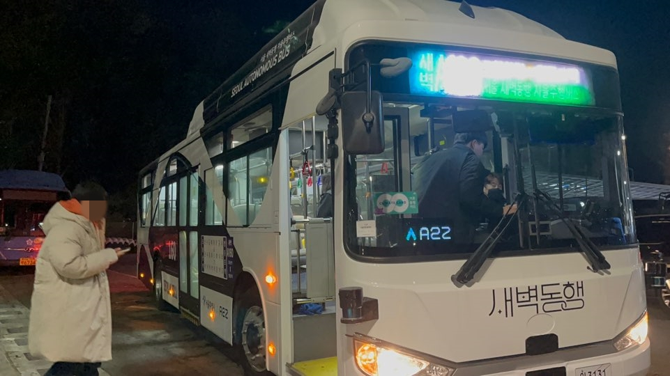 Passengers board the A160 autonomous bus for an early-morning ride on Friday in Seoul. (The Korea Herald / Lee Jaeeun)