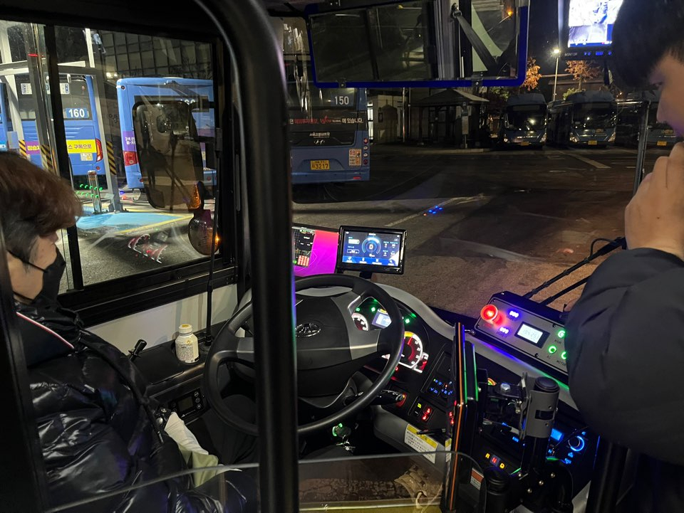 A safety officer in the driver's seat and a service manager converse just before the A160 begins its early Friday morning route in Seoul. (The Korea Herald / Lee Jaeeun)