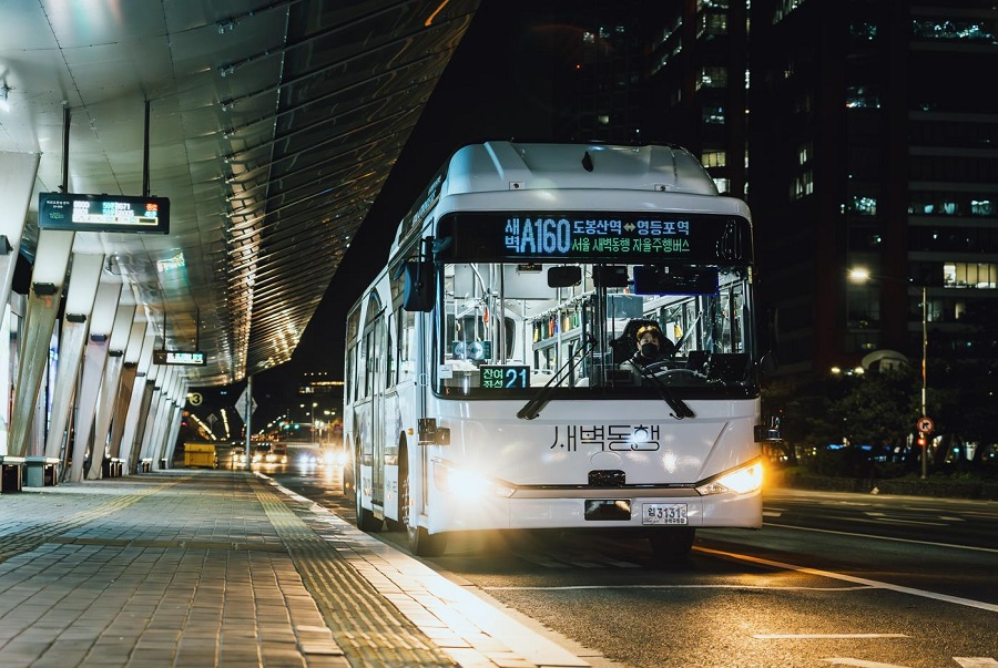 A self-driving bus for early-morning commuters makes a stop in Seoul. (Seoul Metropolitan Government)