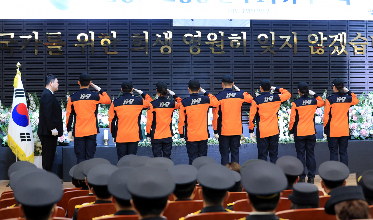 Trainee firefighters salute the late Im Seong-cheol at a memorial held at the Jeju National Cemetery on Sunday, which marked the one-year anniversary of his death. (Yonhap)